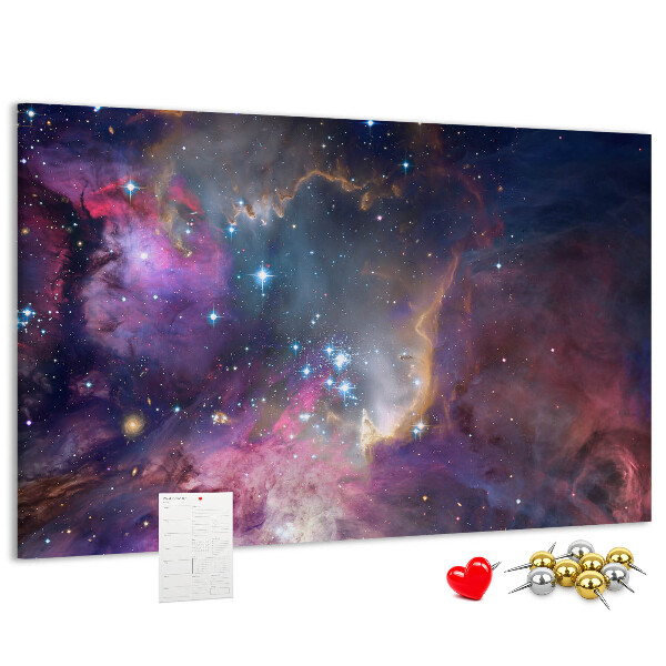 Korktafel mit Weltraumlandschaft aus Sternen und Nebeln