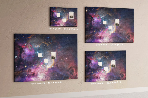 Korktafel mit Weltraumlandschaft aus Sternen und Nebeln