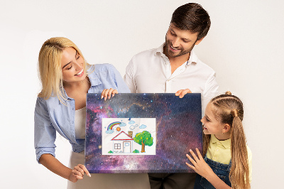 Korktafel mit Weltraumlandschaft aus Sternen und Nebeln