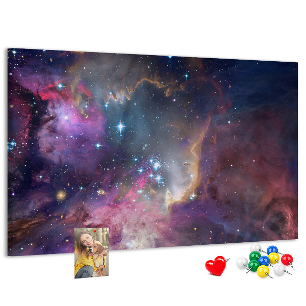Korktafel mit Weltraumlandschaft aus Sternen und Nebeln