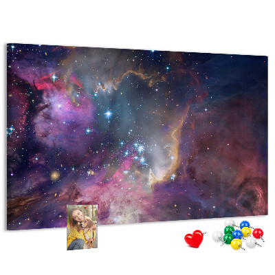 Korktafel mit Weltraumlandschaft aus Sternen und Nebeln