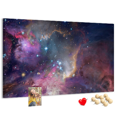 Korktafel mit Weltraumlandschaft aus Sternen und Nebeln
