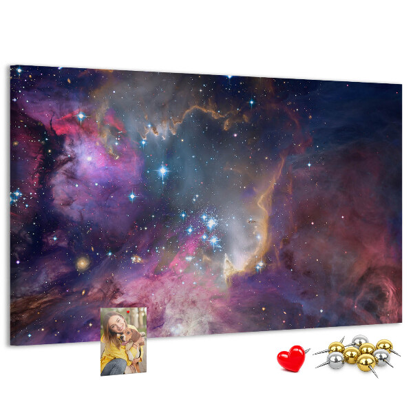 Korktafel mit Weltraumlandschaft aus Sternen und Nebeln