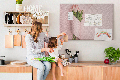 Kork-Pinnwand mit Motiv zarte Tulpen auf rosa Hintergrund