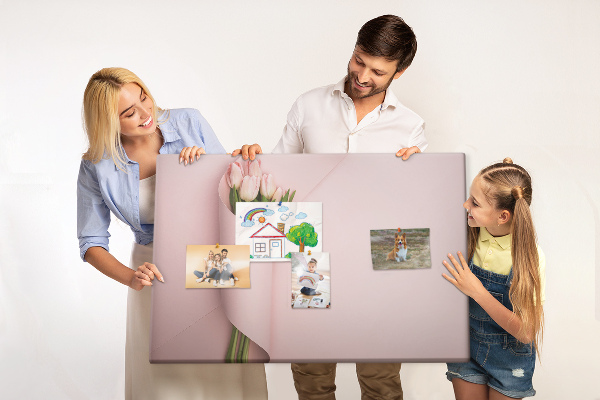 Kork-Pinnwand mit Motiv zarte Tulpen auf rosa Hintergrund