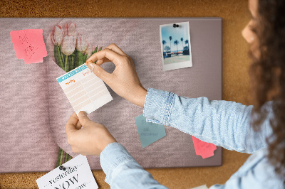 Kork-Pinnwand mit Motiv zarte Tulpen auf rosa Hintergrund
