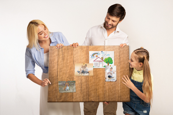 Korkbild mit farbigen Stecknadeln auf Holzbrett