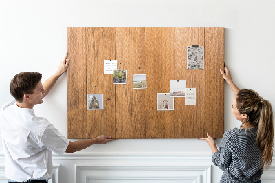Korkbild mit farbigen Stecknadeln auf Holzbrett