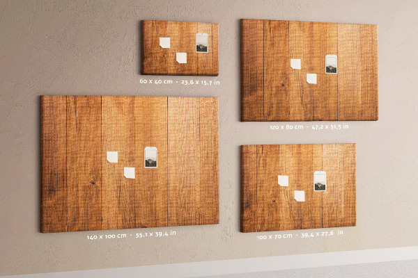 Korkbild mit farbigen Stecknadeln auf Holzbrett