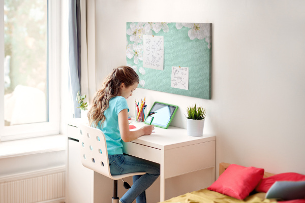 Bild mit Korkrückwand Blumenmotive auf pastellfarbenem Hintergrund