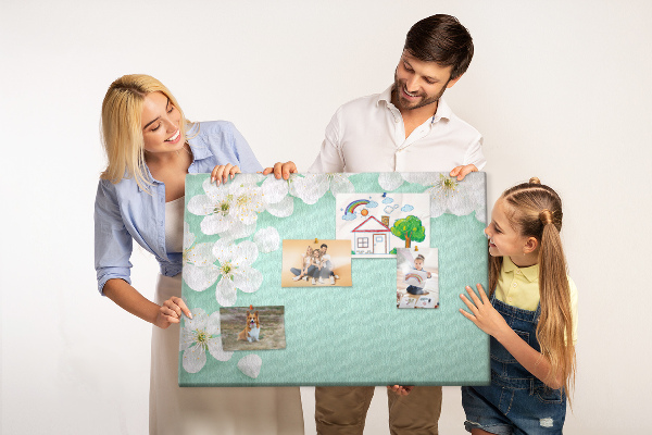 Bild mit Korkrückwand Blumenmotive auf pastellfarbenem Hintergrund