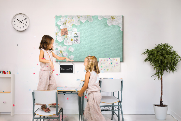 Bild mit Korkrückwand Blumenmotive auf pastellfarbenem Hintergrund
