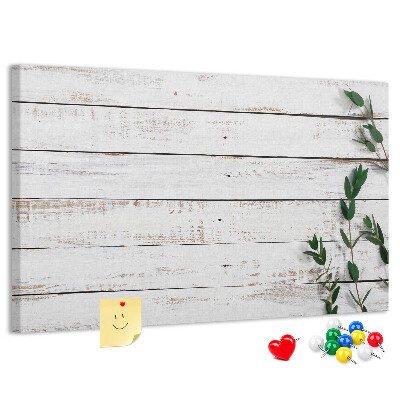 Korktafel mit rustikalem Holzrahmen und grünen Zweigen