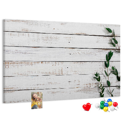 Korktafel mit rustikalem Holzrahmen und grünen Zweigen