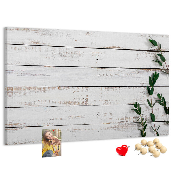 Korktafel mit rustikalem Holzrahmen und grünen Zweigen