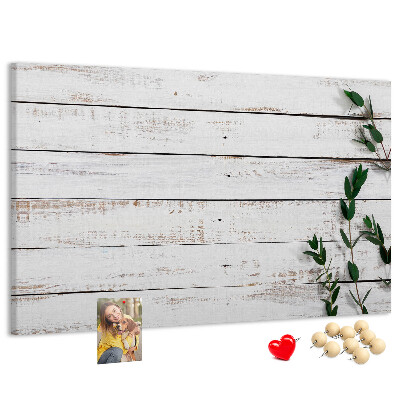 Korktafel mit rustikalem Holzrahmen und grünen Zweigen