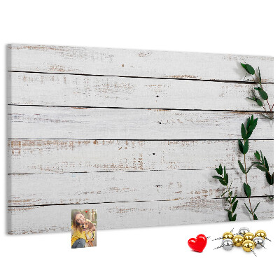 Korktafel mit rustikalem Holzrahmen und grünen Zweigen