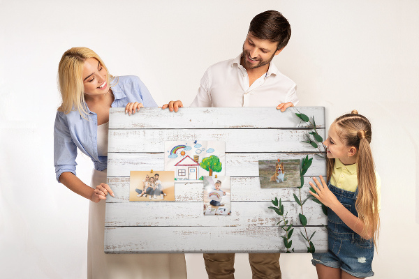 Korktafel mit rustikalem Holzrahmen und grünen Zweigen