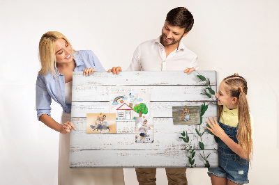 Korktafel mit rustikalem Holzrahmen und grünen Zweigen