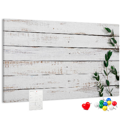 Korktafel mit rustikalem Holzrahmen und grünen Zweigen