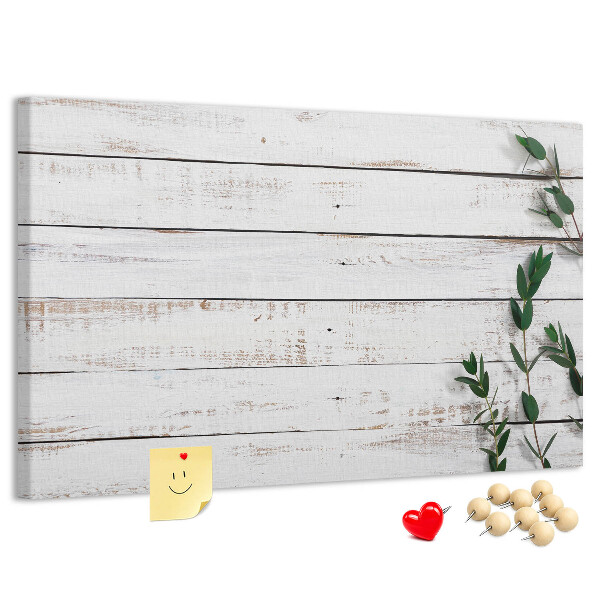 Korktafel mit rustikalem Holzrahmen und grünen Zweigen