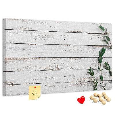 Korktafel mit rustikalem Holzrahmen und grünen Zweigen