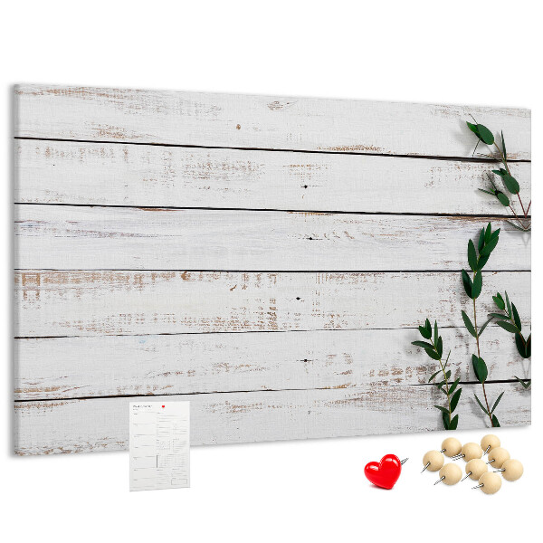 Korktafel mit rustikalem Holzrahmen und grünen Zweigen