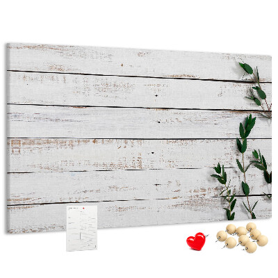 Korktafel mit rustikalem Holzrahmen und grünen Zweigen