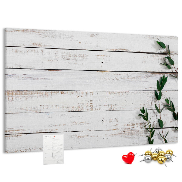 Korktafel mit rustikalem Holzrahmen und grünen Zweigen