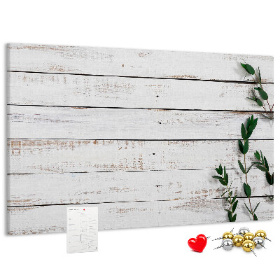 Korktafel mit rustikalem Holzrahmen und grünen Zweigen