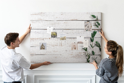 Korktafel mit rustikalem Holzrahmen und grünen Zweigen