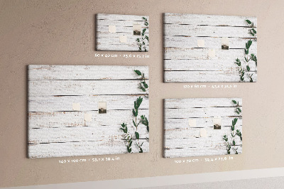 Korktafel mit rustikalem Holzrahmen und grünen Zweigen
