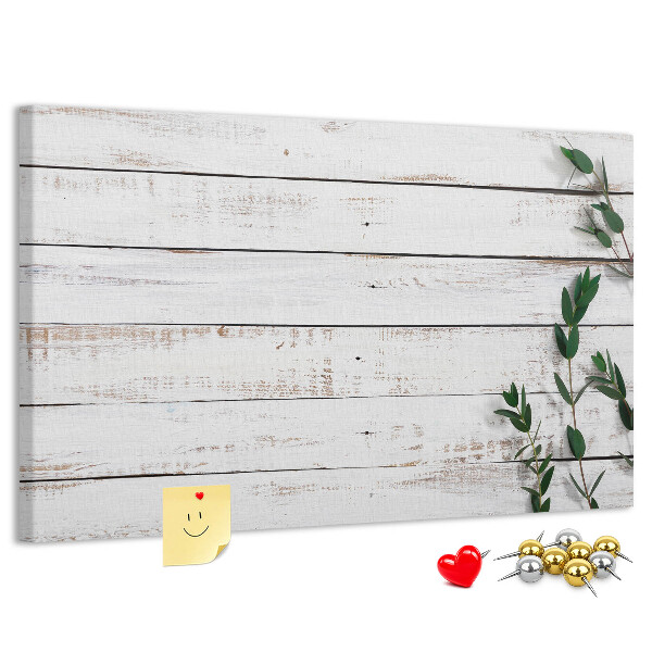 Korktafel mit rustikalem Holzrahmen und grünen Zweigen