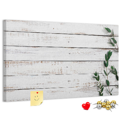 Korktafel mit rustikalem Holzrahmen und grünen Zweigen