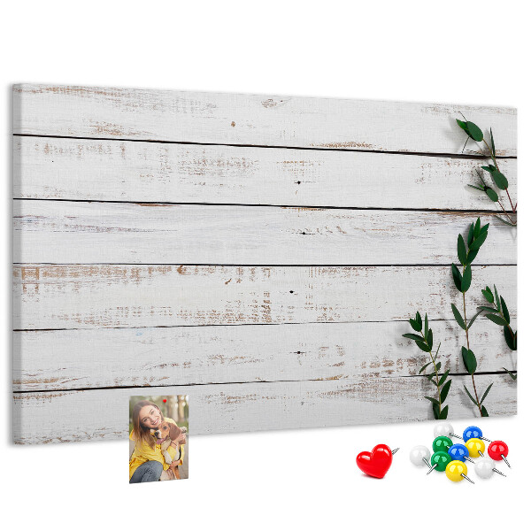 Korktafel mit rustikalem Holzrahmen und grünen Zweigen