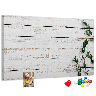 Korktafel mit rustikalem Holzrahmen und grünen Zweigen