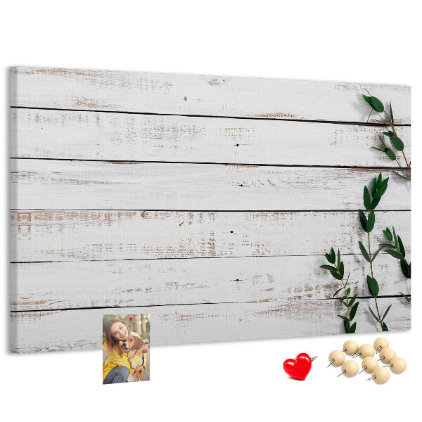 Korktafel mit rustikalem Holzrahmen und grünen Zweigen