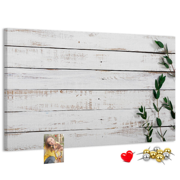 Korktafel mit rustikalem Holzrahmen und grünen Zweigen