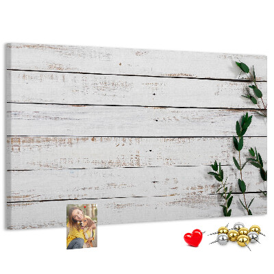 Korktafel mit rustikalem Holzrahmen und grünen Zweigen