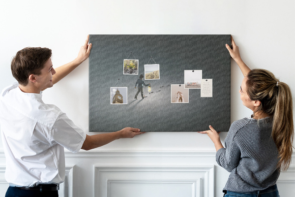 Wandbild mit Korkrückwand Motiv mit Lampenlicht auf einem dunklen Pfad