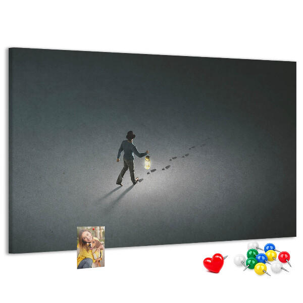 Wandbild mit Korkrückwand Motiv mit Lampenlicht auf einem dunklen Pfad