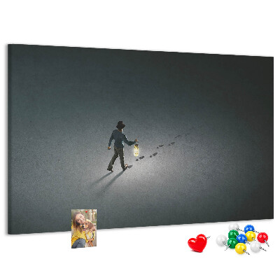 Wandbild mit Korkrückwand Motiv mit Lampenlicht auf einem dunklen Pfad