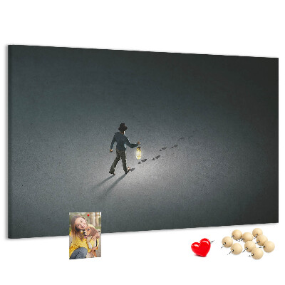 Wandbild mit Korkrückwand Motiv mit Lampenlicht auf einem dunklen Pfad