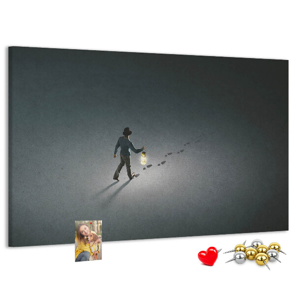 Wandbild mit Korkrückwand Motiv mit Lampenlicht auf einem dunklen Pfad