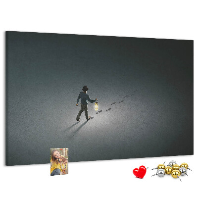 Wandbild mit Korkrückwand Motiv mit Lampenlicht auf einem dunklen Pfad