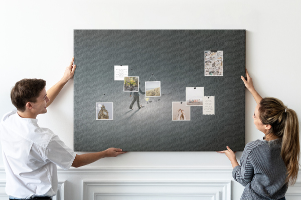 Wandbild mit Korkrückwand Motiv mit Lampenlicht auf einem dunklen Pfad