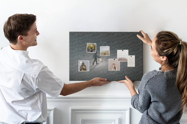 Wandbild mit Korkrückwand Motiv mit Lampenlicht auf einem dunklen Pfad