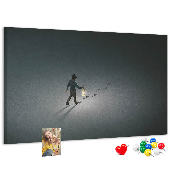 Wandbild mit Korkrückwand Motiv mit Lampenlicht auf einem dunklen Pfad