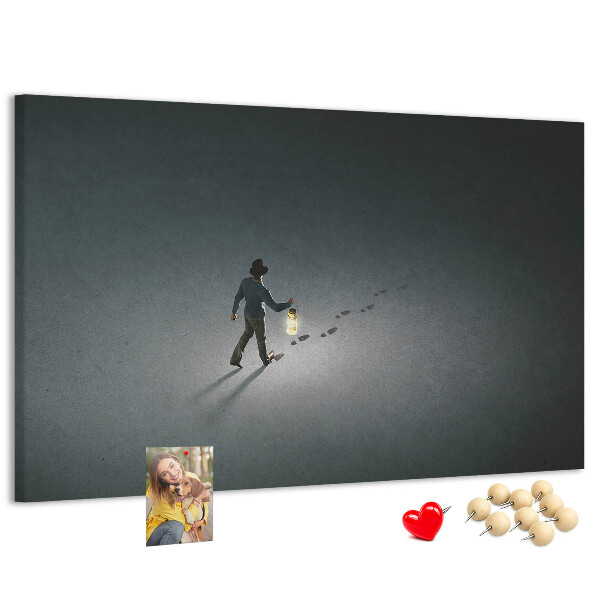 Wandbild mit Korkrückwand Motiv mit Lampenlicht auf einem dunklen Pfad