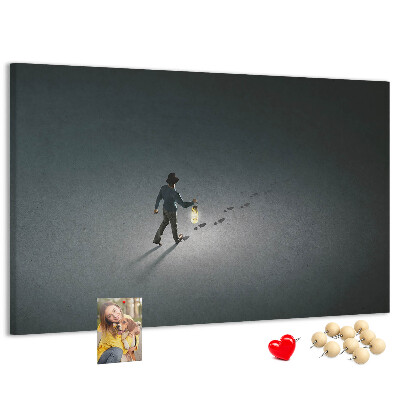Wandbild mit Korkrückwand Motiv mit Lampenlicht auf einem dunklen Pfad